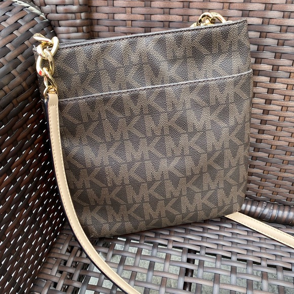 Michael Kors Crossbody bag. - Picture 2 of 11